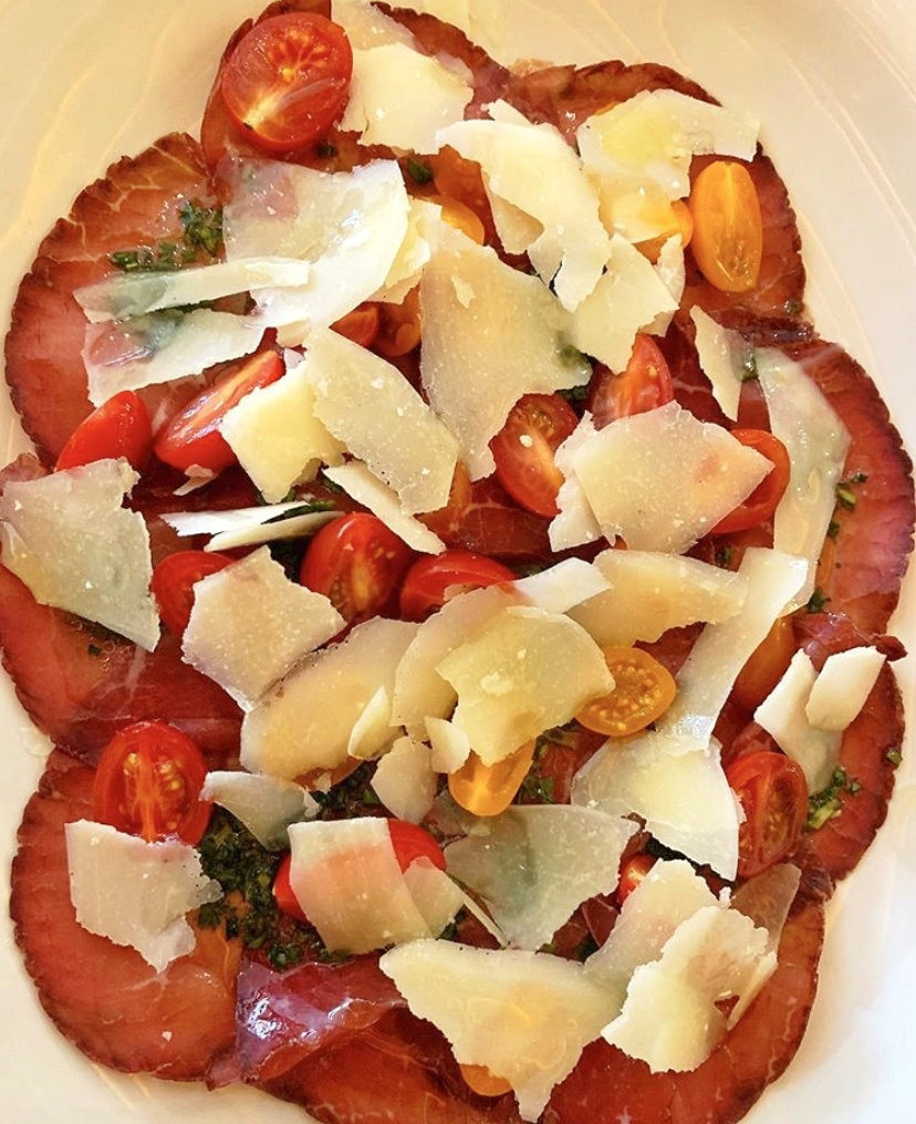 Carpaccio de bresaola con queso parmesano y jitomate